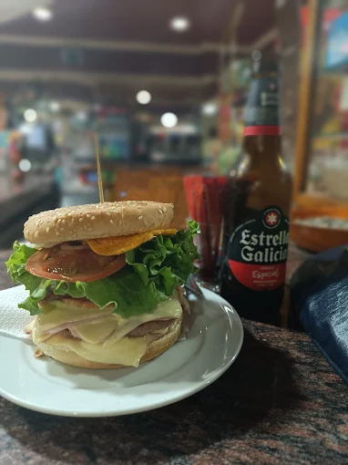 Hamburguesa completa con huevo